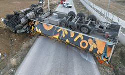 Devrilen tır karayolunu ulaşıma kapattı