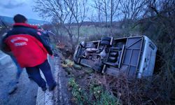 Balıkesir'de servis aracı şarampole uçtu: 14 yaralı