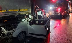 Otomobil tıra arkadan çarptı; 1 yaralı