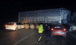Otomobiller sisli yolda tır dorsesine çarptı: 8 yaralı