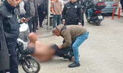 Çıplak halde caddede dolaşan şahıs gözaltına alındı