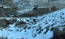 Uçuruma yuvarlanan araçta 2 kişi ölümden döndü