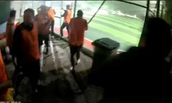 Halı sahanın çatısı çöktü... Futbolcuların koşarak kaçtığı anlar kamerada