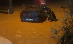 İzmir’de sağanak ve fırtına hayatı felç etti: Sel suları araçları sürükledi