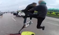 Trafikte uçan tekmeli kavga