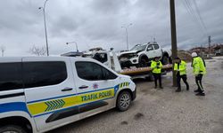 5 metrelik refüjden aşağı uçan araçta 3 kişi yaralandı