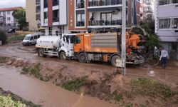 Kemalpaşa’da menfeze sıkışan aracı kurtarma çalışmaları sürüyor