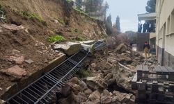 Sağanak yağmur okulun istinat duvarını yıktı