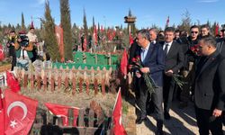 Özgür Özel deprem şehitliğini ziyaret etti