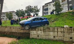 Fren yerine gaza basınca, sitenin bahçesine yuvarlandı