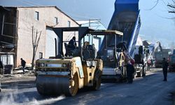 Manisa Büyükşehir kendi asfaltını yollarda kullanmaya başladı