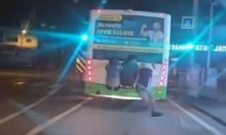 Otobüsün arkasına tutunan çocuklar yürekleri ağza getirdi