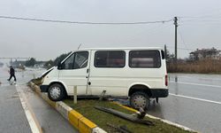 Panelvan aracın refüje çarpması sonucu 1 kişi yaralandı