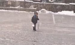 Kar altında İstiklal Marşı’nı okuyan çocuk yürekleri ısıttı