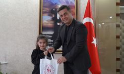 Müdür Öztürk'ten minik satranççı Deniz Erol'a övgü