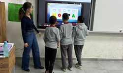 Sarıgöl Kızılçukur Ahmet Şılak Ortaokulu’na yeni akıllı tahtalar kuruldu