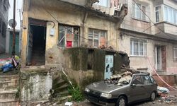 Eski binanın balkonundan düşen beton parçaları bir otomobili kullanılamayacak hale getirdi