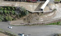 İzmir’de lüks site yolu toprak kayması nedeniyle kapandı