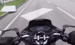 Seyir halindeki kamyonetten alçıpanlar yola savruldu