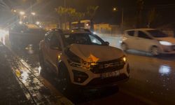 Kepçe ile çarpışan otomobilde maddi hasar meydana geldi