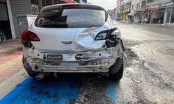 Sürücünün şekeri düştü, kontrolden çıkan araç çarşıyı birbirine kattı