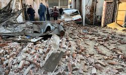 Sağanak yağış Manisa'da metruk bir binayı yıktı