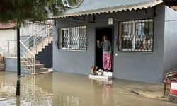 İzmir'de dere taştı, vatandaşlar çaresiz kaldı: "Televizyonda izlerdik, başımıza geldi"