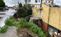 İzmir’de evin istinat duvarı çöktü: 3 kişi tahliye edildi