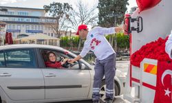 Çöp kamyonu sevgi dağıttı