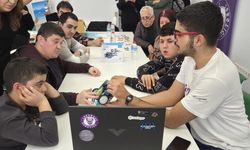 Manisa'da otizmli öğrenciler kendi robotlarını kodladı