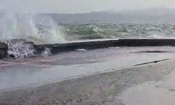 İzmir’de fırtınada sahil şeridindeki yollar sular altında kaldı