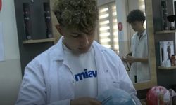 Köpüklü balonu patlatmadan, jiletle tıraş ederek sınavı geçiyorlar