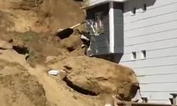 İnşaat kazısından kopan kaya bitişik binanın üzerine düştü