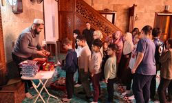 Manisa'da teravih sonrası çocuklara sürpriz