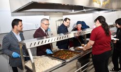 Salihli Kaymakamı Güldoğan, öğrencilerle iftar yaptı