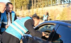 Demirci'de iftar saatine yolda yakalanan sürücülere iftariyelik ikramı