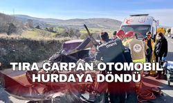 Tıra çarpan otomobil hurdaya döndü