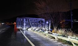 Kamyon bariyerlerde askıda kaldı, sürücü hafif yaralandı