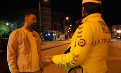 Polisten 'babalık' yapmasını isteyen alkollü sürücü gazetecinin şarjının bitmesini diledi