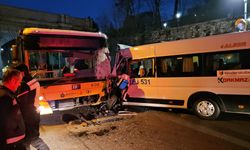 Servis minibüsüyle İETT otobüsü kafa kafaya çarpıştı: 2 yaralı