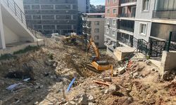 Heyelanda çöken istinat duvarının enkazını kaldırma çalışmaları sürüyor