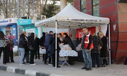 Hastane önünde iftar yemeği dağıtıldı