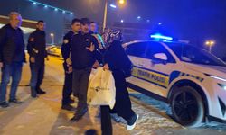 Babası kaputun üstünde oturup polise direndi… Yüksek sesle seyreden sürücünün aracı trafikten men edildi