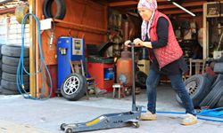 Oto lastik tamirine kadın eli değdi: Elinde krikoyu gören şoförler şaşırıyor