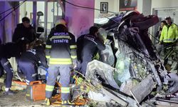 Kontrolden çıkan otomobil iş yerine girdi: 3 yaralı