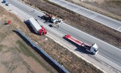 Hırdavat yüklü tır devrildi, sürücü yaralandı