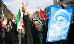 Tahran’da on binlerce kişi yeni dini lider Mücteba Hamaney’e destek için meydanlarda