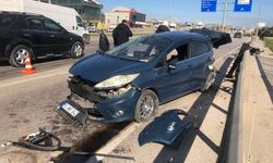 Refüje çarpıp karşı şeride savrulan otomobil su tankerine çarptı: Sürücü ağır yaralı