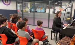 Müzik öğretmeni, türkü performansıyla öğrencileri mest etti