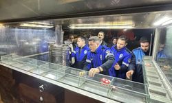 İzmir'de iki bardak çayı 300 liraya satan satıcıların malzemelerine el konuldu